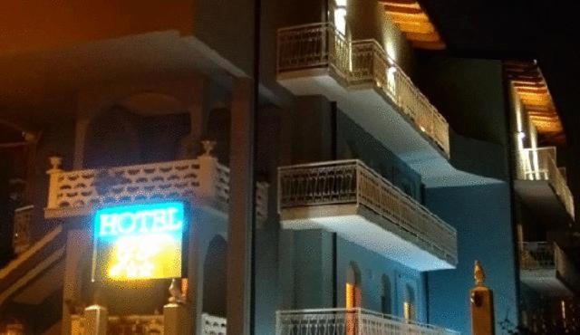 Hotel Gf チェザーノ・ボスコーネ エクステリア 写真