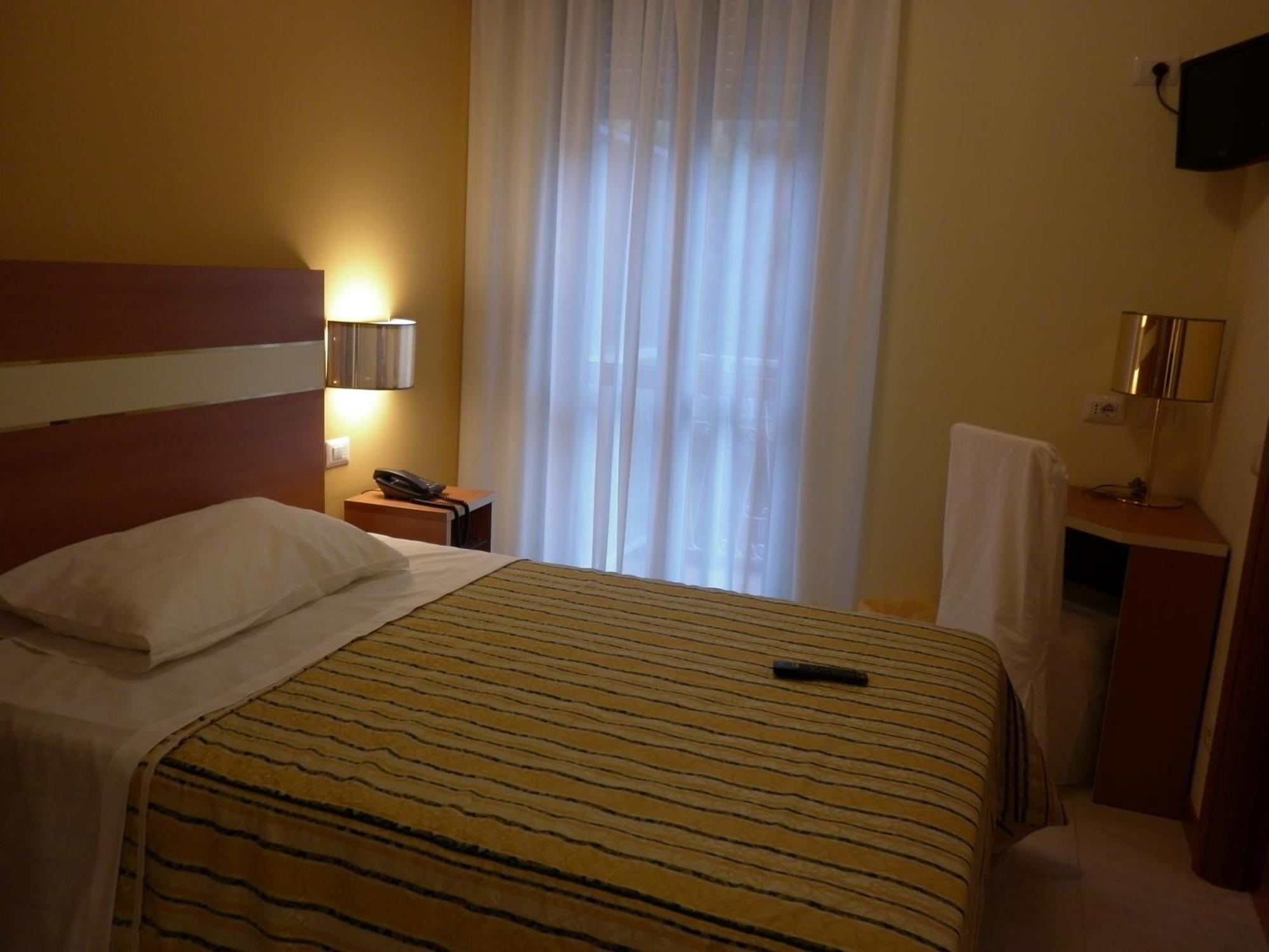 Hotel Gf チェザーノ・ボスコーネ エクステリア 写真