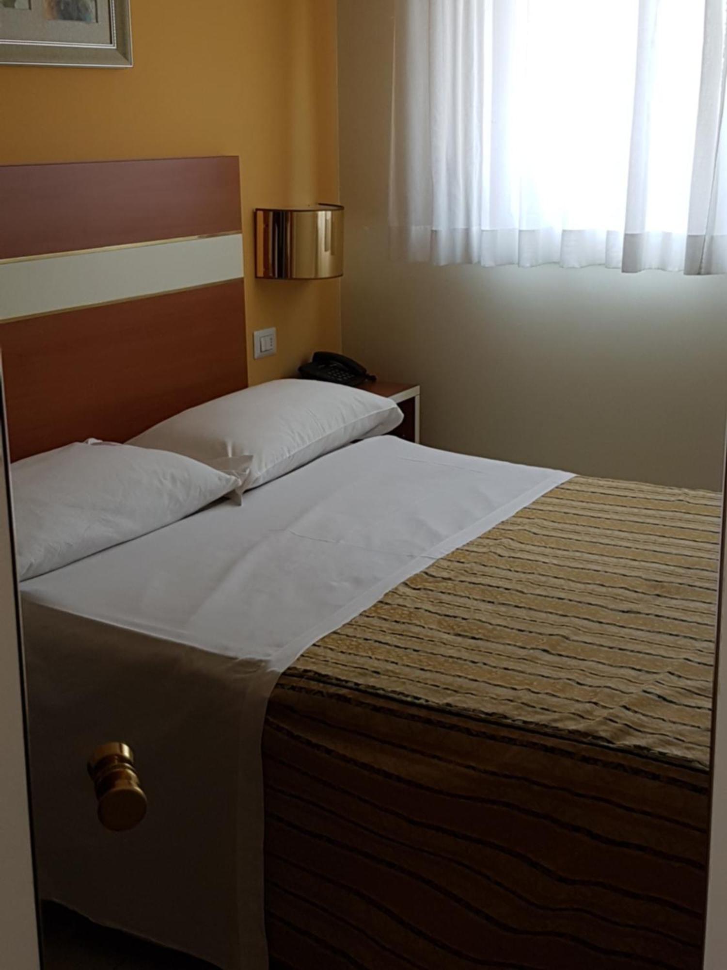 Hotel Gf チェザーノ・ボスコーネ エクステリア 写真