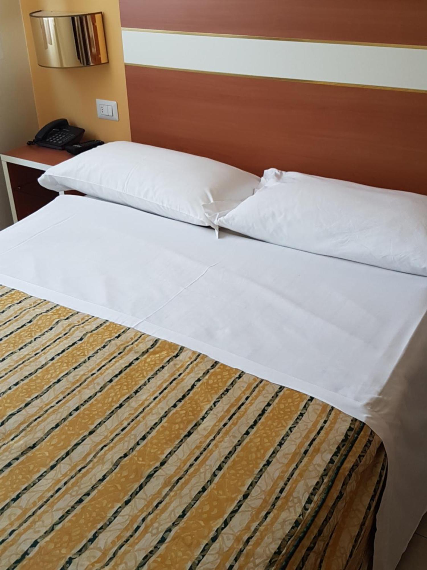 Hotel Gf チェザーノ・ボスコーネ エクステリア 写真