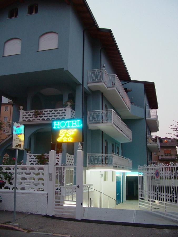 Hotel Gf チェザーノ・ボスコーネ エクステリア 写真