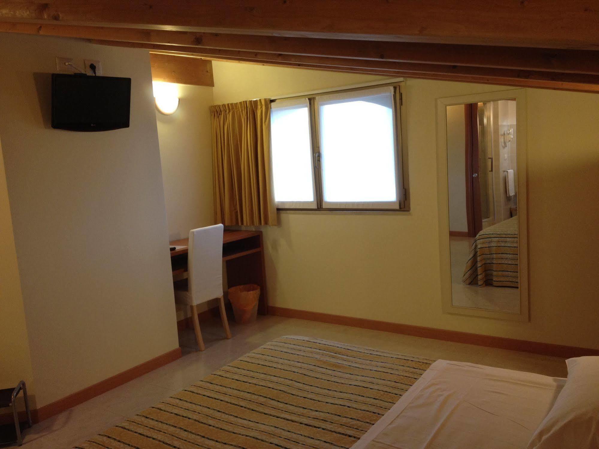 Hotel Gf チェザーノ・ボスコーネ エクステリア 写真